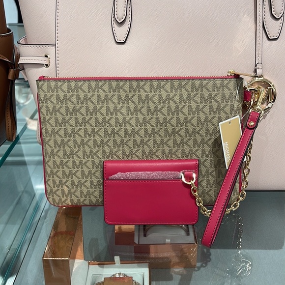 MICHAEL KORS JET SET ITEM LG 2 in 1 CARD CASE & WRISTLET
Carmine Pink
NWT - Picture 15 of 16